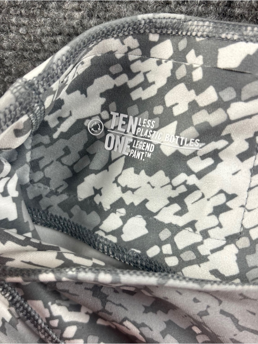 NIKE Women’s Dri-Fit Athletic Leggings Grey/White Pixelated Camouflage NWT Small - Picture 4 of 9